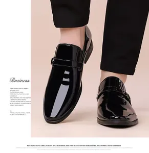 Detalle de mocasín de negocios en charol negro brillante con hebilla de metal fina