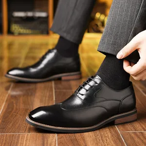 Chaussures richelieus classiques en cuir noir pour hommes avec détails brogues élégants