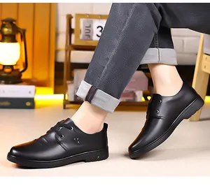 Dettaglio di scarpe casual da uomo in pelle nera con cuciture eleganti e finiture metalliche