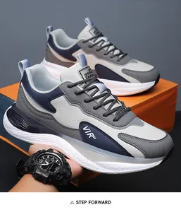 Nahaufnahme von Herren-Sportschuhen mit dicken Wellensohlen und Leder-Mesh-Einsätzen