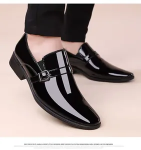 Detalle de mocasines en charol negro brillante con hebilla metálica y costuras suaves