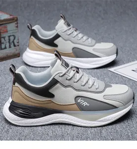 Detailansicht der stylischen Herren-Freizeitschuhe mit Lederpaneelen und dicker Gummisohle