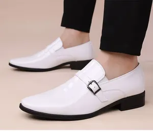 Detalle de mocasines blancos brillantes con hebilla metálica y acabado de charol fino