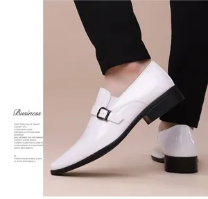 Detalle de mocasines blancos brillantes para hombre con hebilla Monk Strap y suela suave