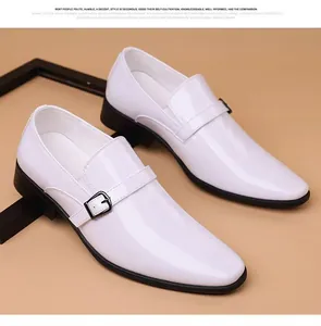 Vista detallada de zapatos monk de charol blanco con hebilla plateada y suela negra