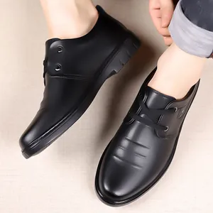 Scarpe stringate casual da uomo nere in pelle con dettagli testurizzati su fondo chiaro