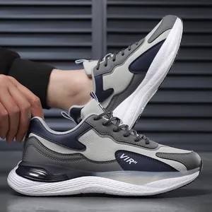 Baskets tendance pour hommes en gris et bleu avec semelles blanches antidérapantes