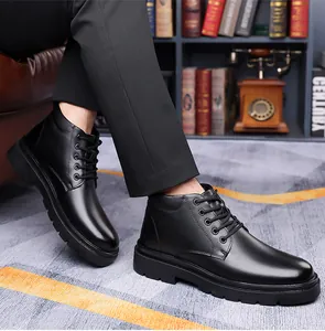 Vue portée de bottines de ville noires en cuir à lacets avec semelle en caoutchouc
