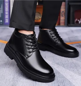 Gros plan de bottines noires en cuir à lacets avec semelles épaisses antidérapantes