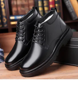 Détail de la doublure en peluche blanche chaude des bottines business en cuir noir