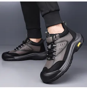 Détail de chaussures de randonnée gris et noir avec touches jaunes et semelle en caoutchouc