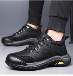 Gros plan de bottes de randonnée avec mesh en cuir et semelles antidérapantes sur mannequin