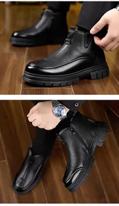 Détail de bottines en cuir noir pour homme avec fermeture éclair latérale et semelle épaisse