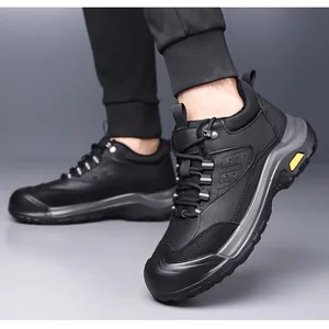 Détail de chaussure de randonnée noire avec embout renforcé et semelle en caoutchouc épais
