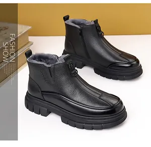 Gros plan détaillé de la doublure en peluche et du cuir texturé des bottes d'hiver noires