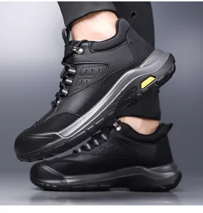 Détail de chaussures de randonnée avec embout renforcé et panneaux en cuir respirants