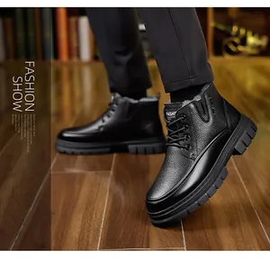 Gros plan de la botte d'hiver noire avec cuir synthétique, doublure fourrure et étiquette
