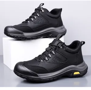 Détails de chaussures de randonnée noires avec mesh en cuir et accents jaunes vifs
