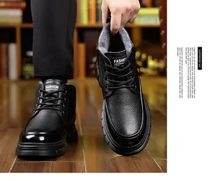 Détail de bottes d'hiver pour hommes avec doublure polaire et cuir noir texturé