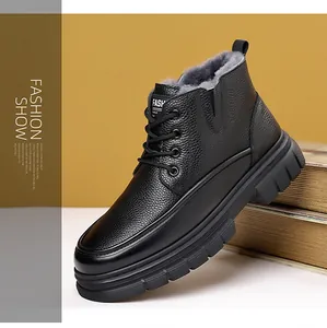Détail des bottes d'hiver pour hommes avec doublure en peluche et cuir noir à grain fin