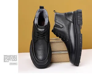 Détail de la doublure épaisse en fausse fourrure grise des bottes d'hiver noires
