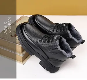 Détail de bottines d'hiver noires pour hommes avec doublure en fausse fourrure grise