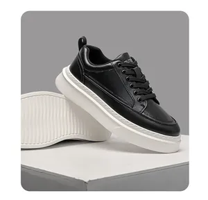 Vista detallada del empeine de cuero negro y la suela de plataforma blanca en estos zapatos