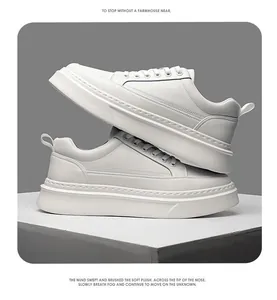 Detalle de zapatillas blancas con plataforma y acabado en cuero sintético de alta calidad