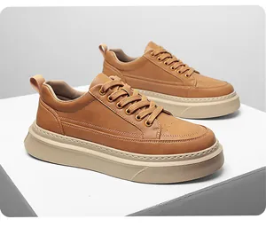 Detalle de las zapatillas marrones con suela gruesa de piel sintética y suela de goma