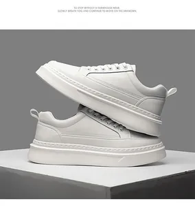 Vista detallada de zapatillas blancas de plataforma minimalista con textura de cuero