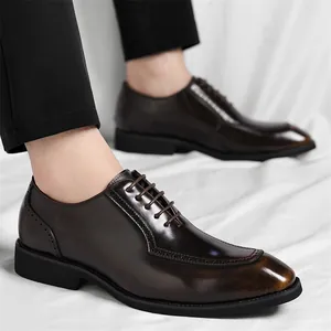 Classic men brown gradient leather brogue shoes with square toe and elegant carving