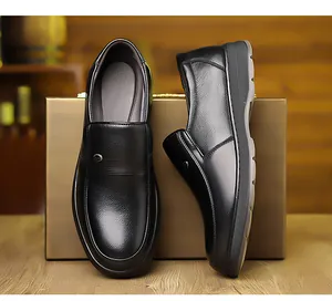 Dettaglio di scarpe slip-on in pelle nera con grana litchi e suola in gomma antiscivolo
