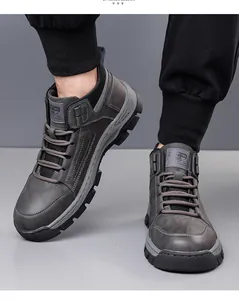 Detailansicht dunkelgrauer Winterstiefel mit rutschfester Gummisohle und warmem Futter