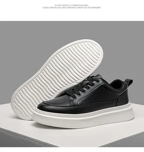 Detalle de zapatillas de cuero negro con suelas gruesas de goma blanca antideslizantes