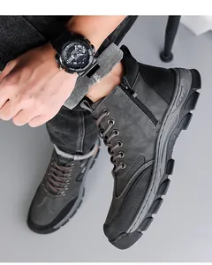 Detailansicht der hohen Outdoor-Boots mit rutschfester Sohle und Seitenreißverschluss