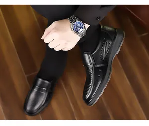 Vista dall'alto di scarpe slip-on in pelle nera da uomo con dettagli traforati traspiranti