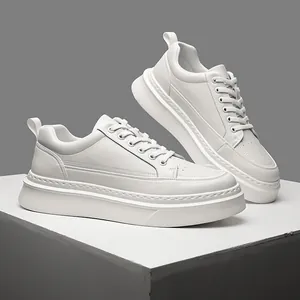Zapatillas blancas de plataforma para hombre con estilo retro y acabados de cuero liso