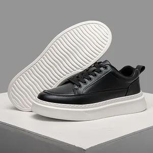 Zapatillas de cuero negro para hombre con suelas blancas de plataforma y diseño de ondas