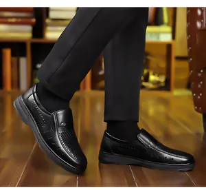 Dettaglio di scarpe slip-on da uomo in pelle con tomaia traforata traspirante e fibbia in metallo