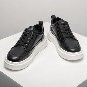 Zapatillas bajas negras modernas con suela de plataforma blanca y cuero sintético