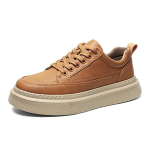 Zapatillas de hombre en cuero sintético marrón con suela gruesa blanca y estilo retro