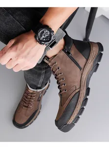 Detailansicht der Outdoor-Boots mit Seitenreißverschluss und dicker rutschfester Gummisohle