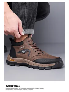Detailaufnahme von braun-schwarzen High-Top-Arbeitsstiefeln mit Logo und robuster Gummisohle