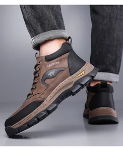 Detailansicht brauner Outdoor-Wanderschuhe mit robuster Gummisohle und Mode-Logo