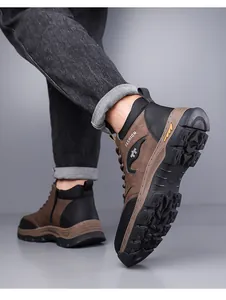 Detailaufnahme der rutschfesten Gummisohlen und robusten Wildleder-Wanderschuhe für Herren