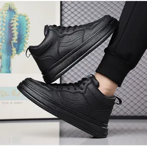Dettaglio delle sneakers alte nere con texture in pelle e suola spessa e resistente