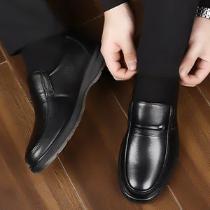 Mocassini da uomo neri in pelle con trama litchi e suola in gomma per abbigliamento formale