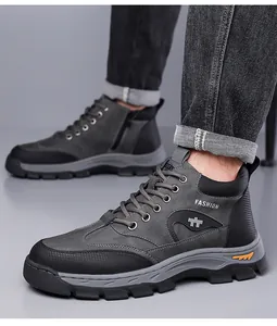 Detailansicht der Herren-Winterstiefel mit Fashion-Logo und robuster Gummisohle