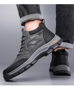 Detail von High-Top-Outdoor-Stiefeln mit Gummisohlen und orangen Akzenten