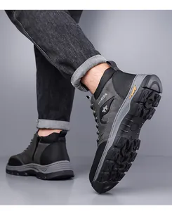 Detailansicht der rutschfesten Gummisohle dieser Outdoor-Wanderschuhe für Herren